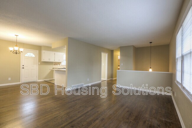 Foto del edificio - 10112 Bennington Ave