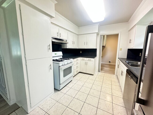 Building Photo - SOUTH BOSSIER HOME-CLOSE TO BAFB-FRESH PAINT