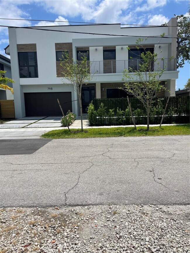 Foto del edificio - 798 SW 8th Way
