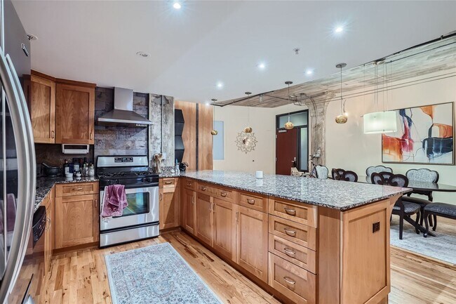 Foto del edificio - Evolve Real Estate: Spacious 2 Beds/2 Baths Loft With Balcony! Open Concept With Industrial Charm!