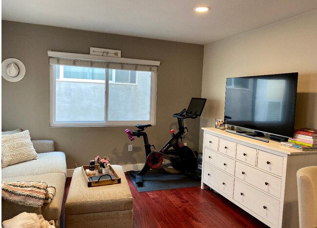Living 2 - 209 38th Pl