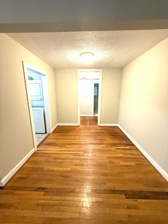 Foto del edificio - ** 1 Bed 1 Bath located In Capitol Heights...