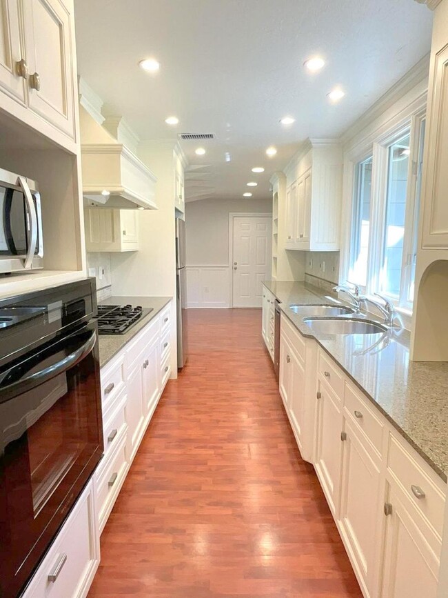 Foto del edificio - NEW PRICE ! Sprawling Westside Walnut Cree...