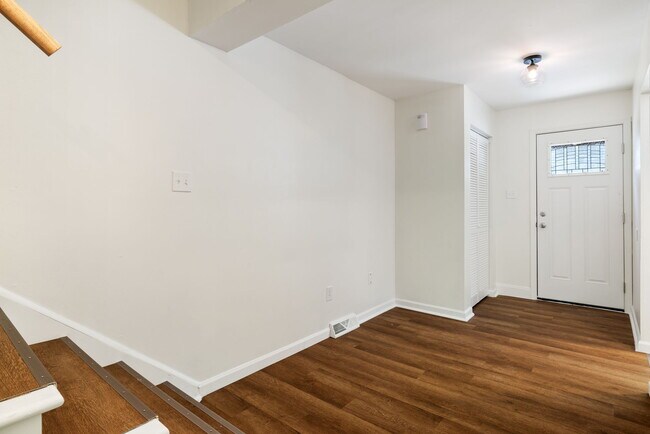 Foto del edificio - 215 Oakview Dr