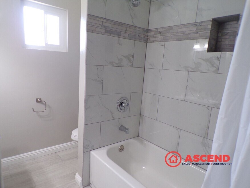 Charming 3 Bedroom, 2 Bathroom Home with Spacious Yard