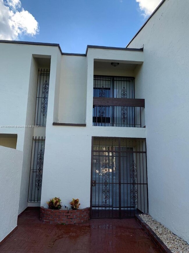 Building Photo - 9141 Fontainebleau Blvd