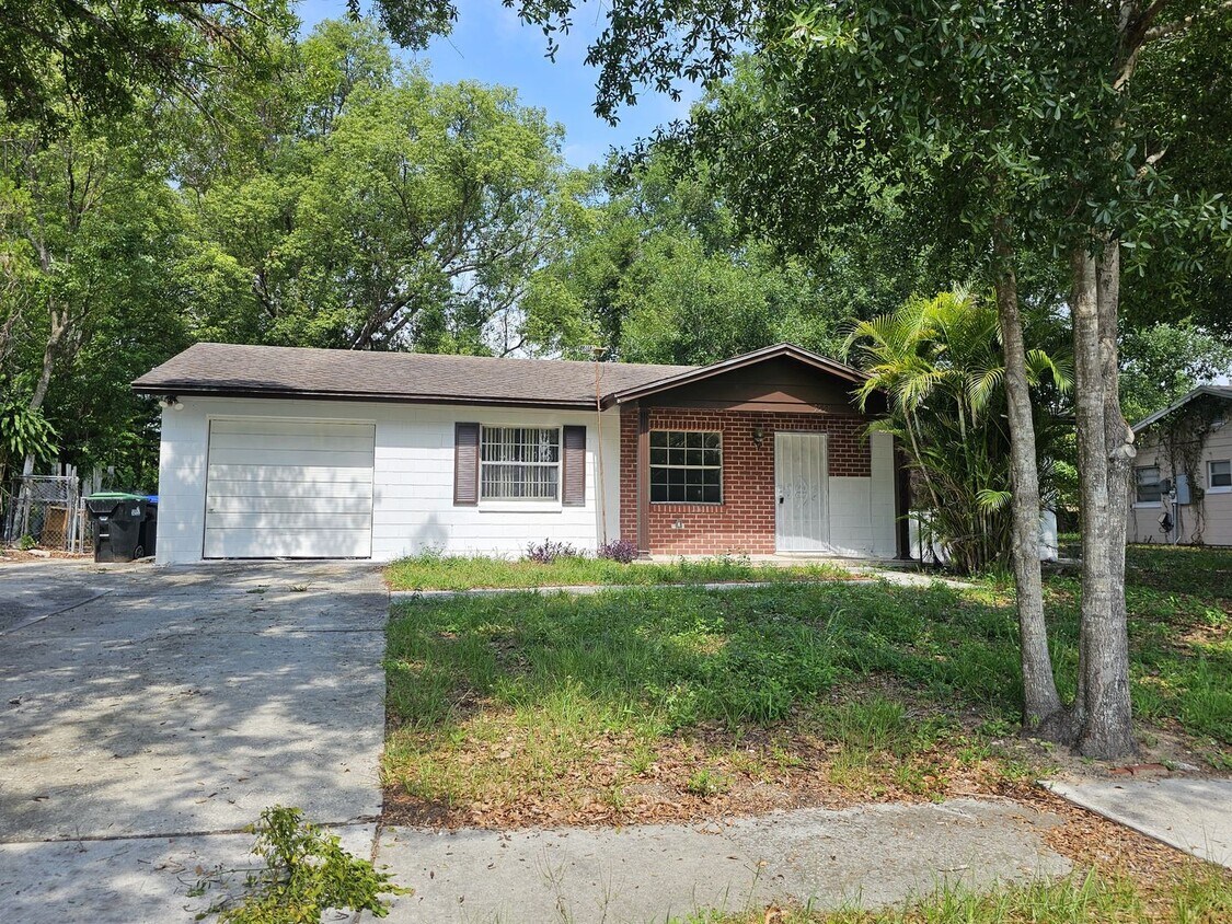 Primary Photo - Cozy 3 Bedroom 2 bathroom Home in Prime Or...