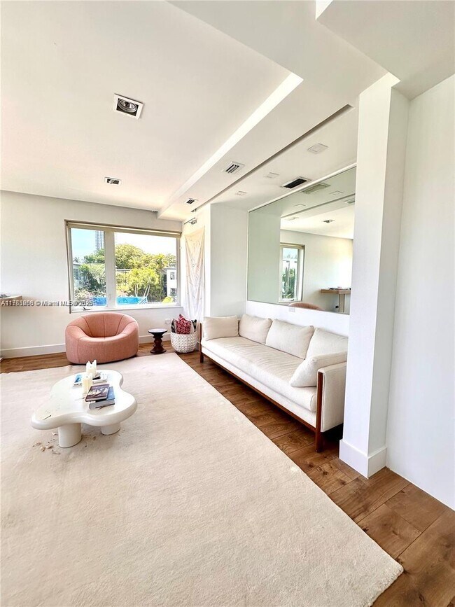 Foto del edificio - 4710 Pine Tree Dr