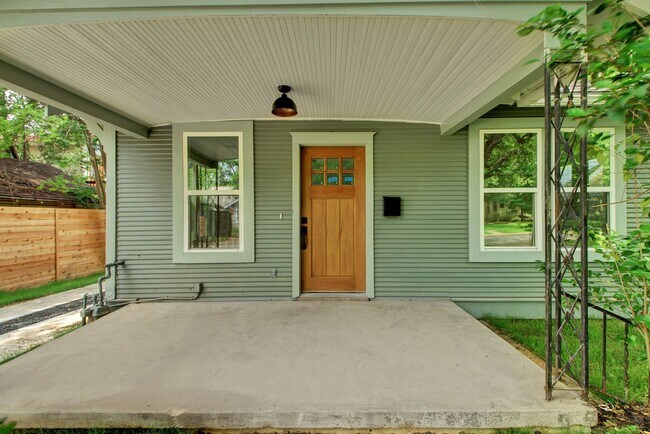 Building Photo - August Pre-lease!  3X2 Gorgeous Home!