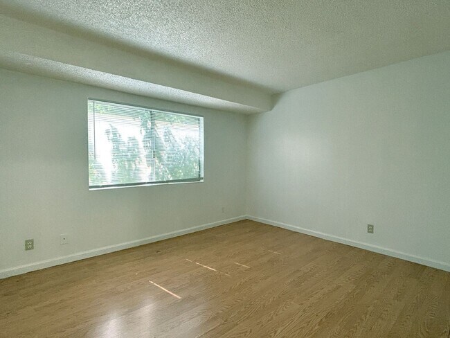 Building Photo - Desirable End-Unit Townhome with 2-Car Garage & Private Courtyard