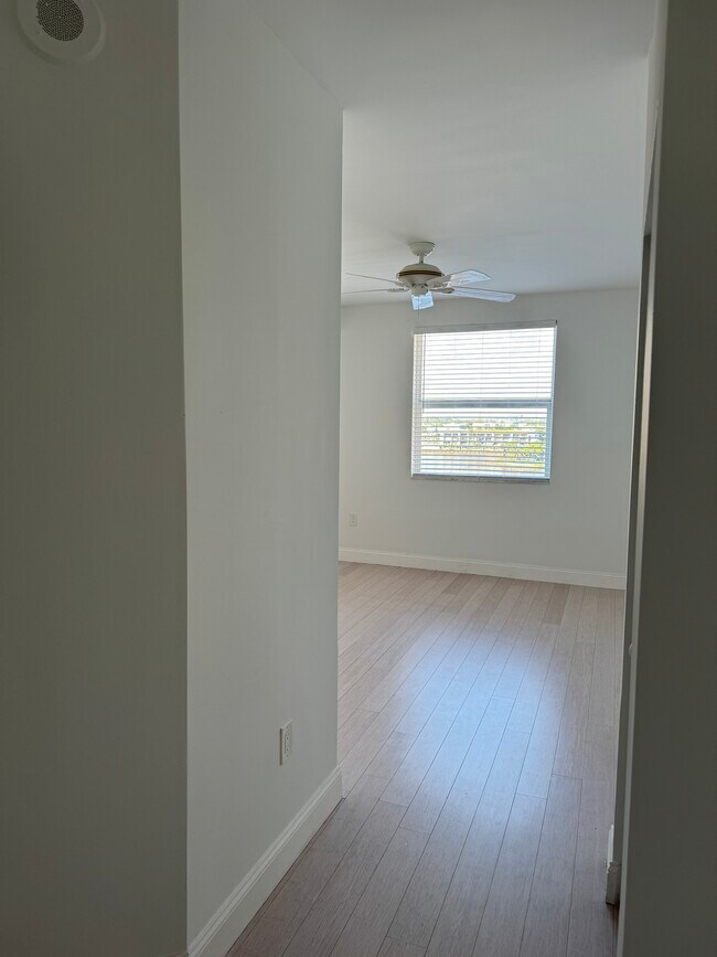 Building Photo - 17150 N Bay Rd