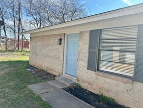 Building Photo - 836 N Meadows Dr