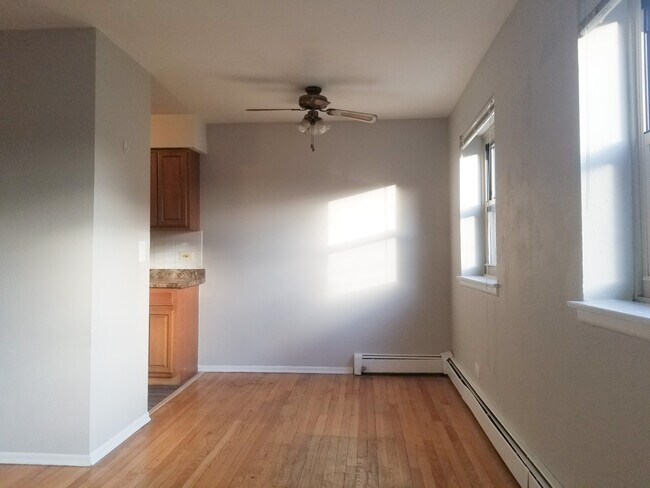 Building Photo - 535 W Briar Pl