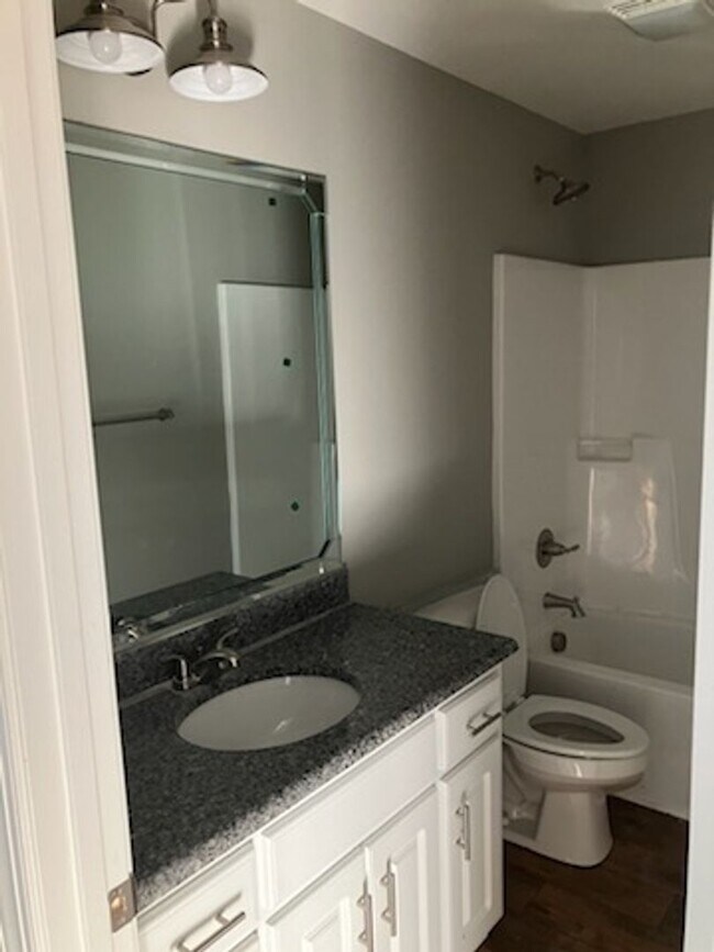Foto del edificio - 5240 Castlewood Dr