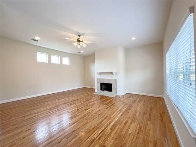 Foto del edificio - Modern tri-level 3 bed/ 2.5 bath