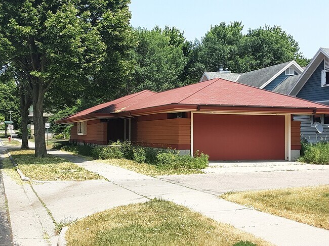 Large 2 car attached garage - 3501 Strawberry Loop