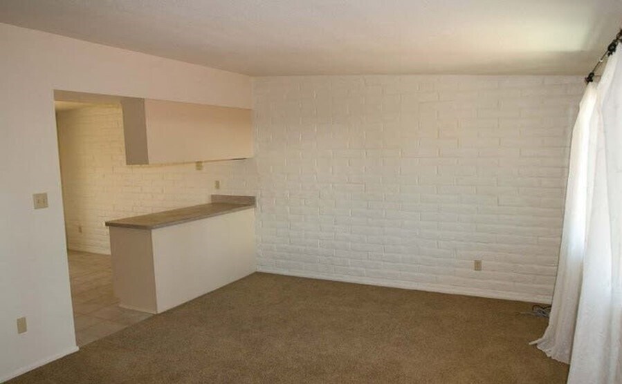 Building Photo - 2 bed & 1.5 bath duplex
