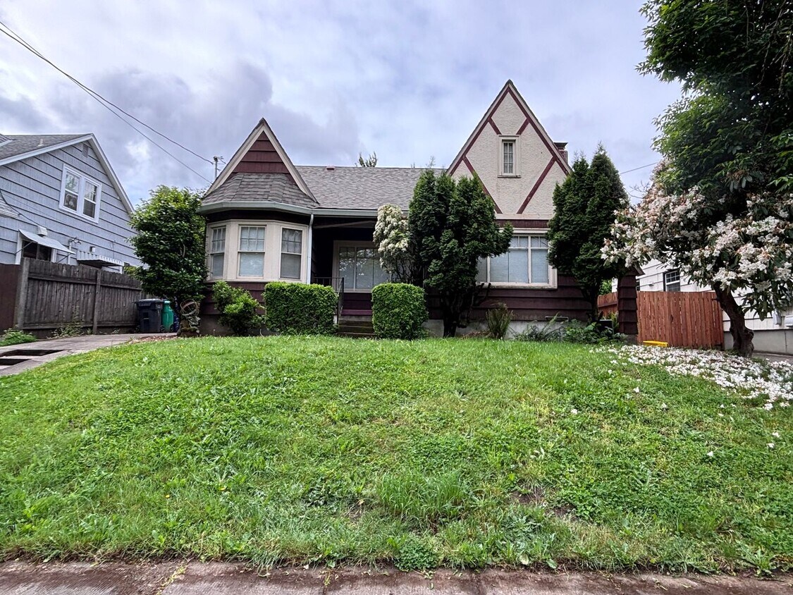 Primary Photo - Newly updated 4 bedroom house in Laurelhur...