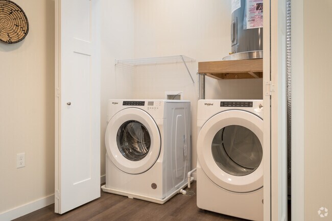 2BR, 2BA - 1136SF - River's Edge Apartments