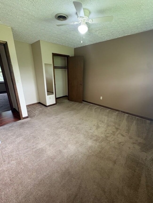 Building Photo - Charming 2 bedroom/1 bath