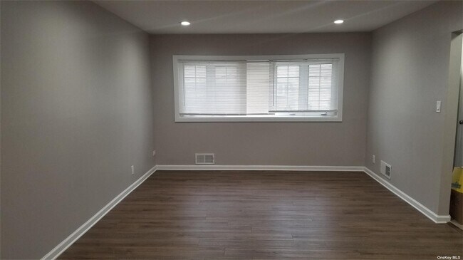 Building Photo - 144-36 Weller Ln