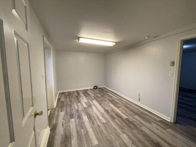 Building Photo - 25 Sarhelm Road