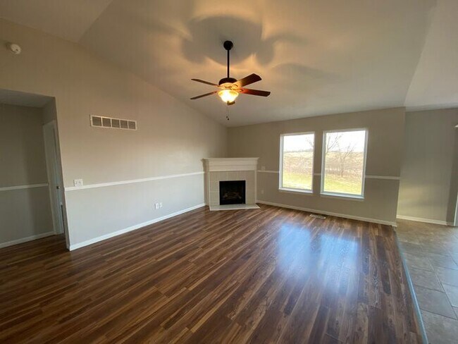 Building Photo - Lovely Main level Living with 4 Bedrooms a...