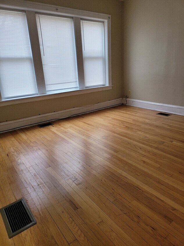 Primary Photo - 4849 W Belden St