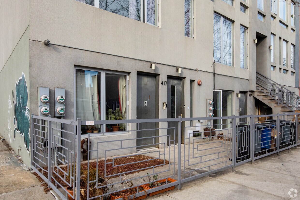 Entrance - 417-421 Pulaski St