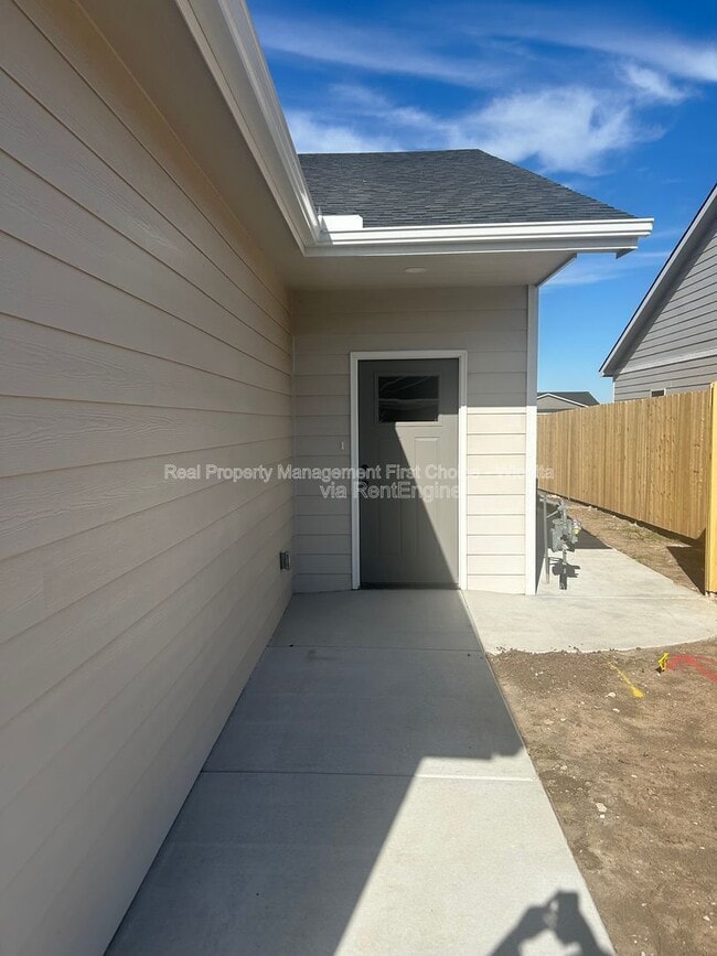 Building Photo - 17008 Kashmir St