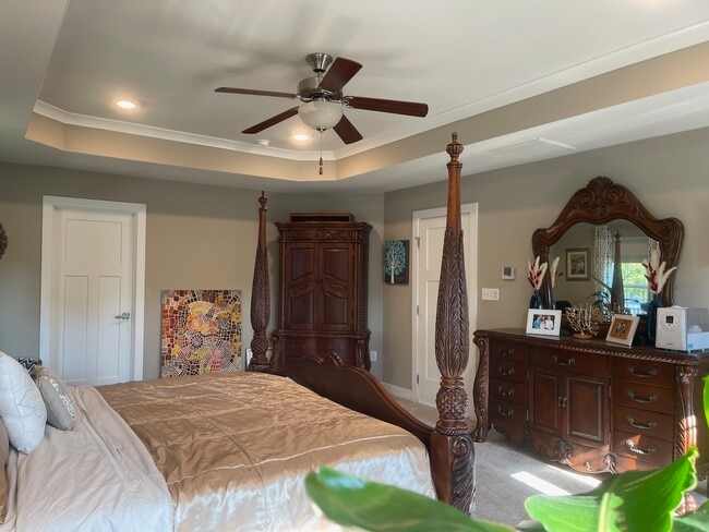 Stunning tray ceiling and crown molding - 3007 Sun Valley Dr