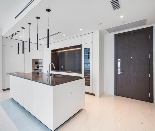 Building Photo - 300 Biscayne Boulevard Way