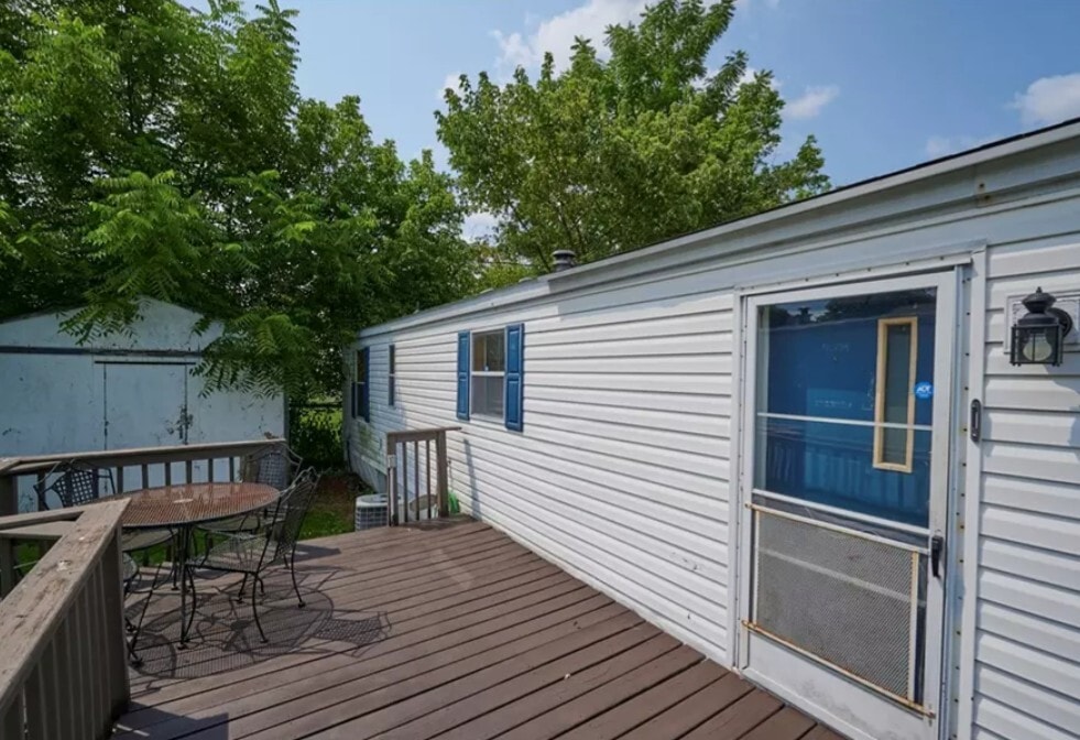 Building Photo - 206 Lacona Ln