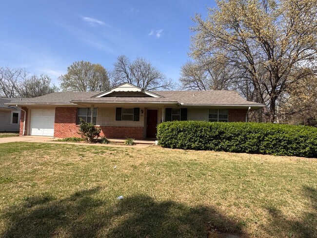 Photo - 3 bed 2 bath in a great neighborhood in Norman, Refreshed and ready for move in, 200 0ff by May 1st! House