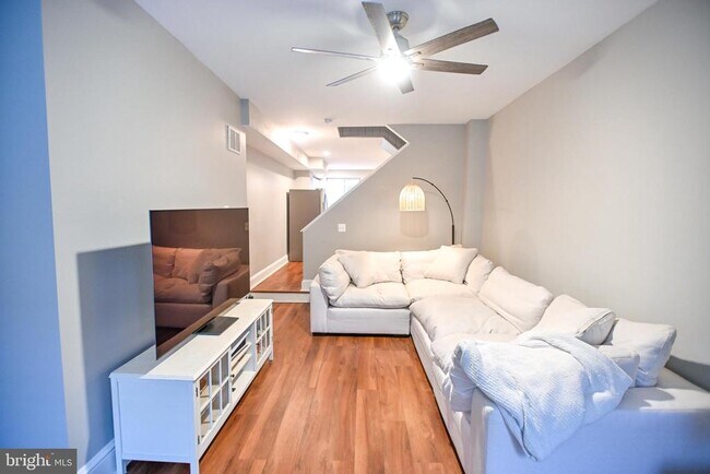 Building Photo - 240 S Washington St