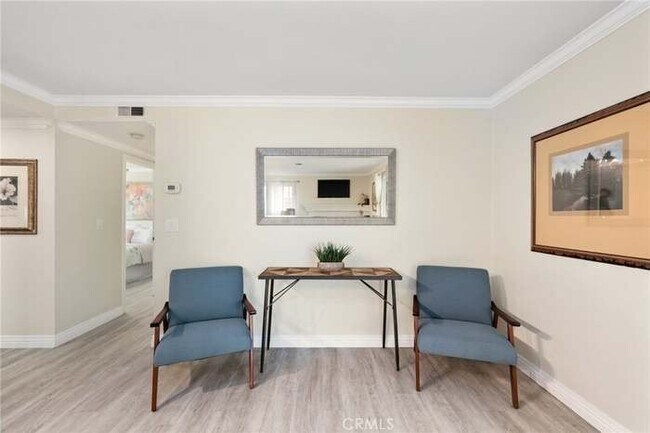 Foto del edificio - 6521 Chapman Ave