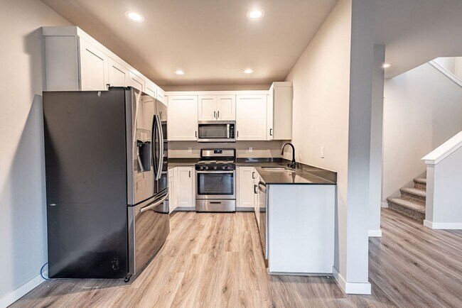 Foto del edificio - 3 bed 2.5 bath townhouse with garage.