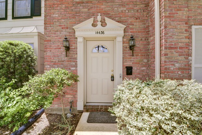 Building Photo - 3 BD / 2.5 BR Townhome in Memorial Club co...
