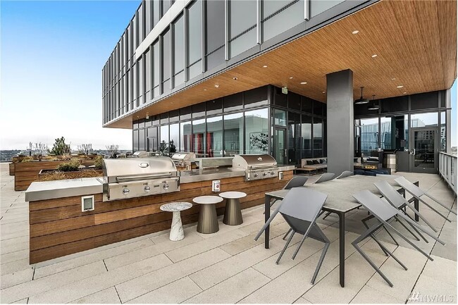Common Amenities - Deck BBQ 2 - 1808 Minor Ave