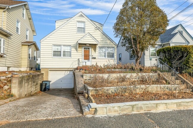 Building Photo - 188 Luddington Ave