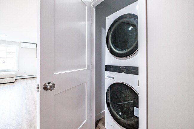 Disfrute de la comodidad de una lavadora y secadora de tamaño estándar incluidas en cada apartamento, lo que hace que el día de la colada sea sencillo y sin complicaciones. - Windham Village Apartments
