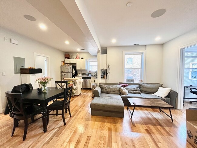 Building Photo - 721 Parker St