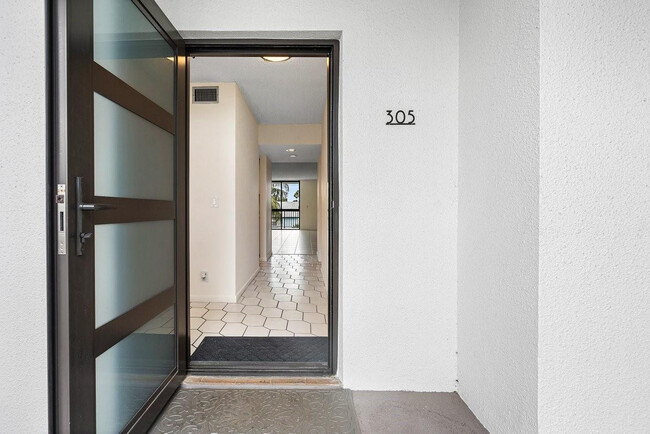 Building Photo - 2707 NE 14th Street Causeway