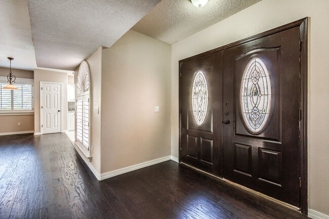Building Photo - Amazing Tri-Level Westside Rental Home w/ ...