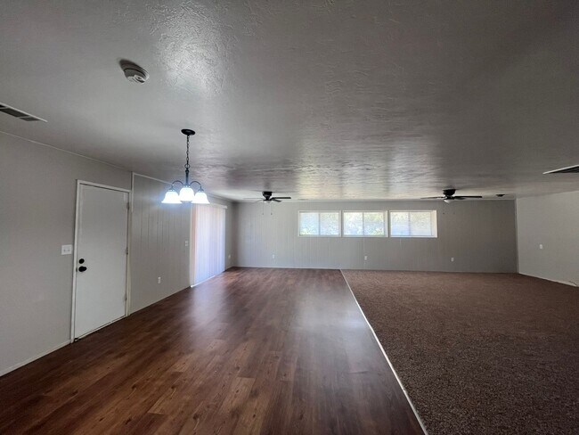 Foto del edificio - 569 E. GAIL  LARGE 3 BEDROOM 2 BATHROOM HO...