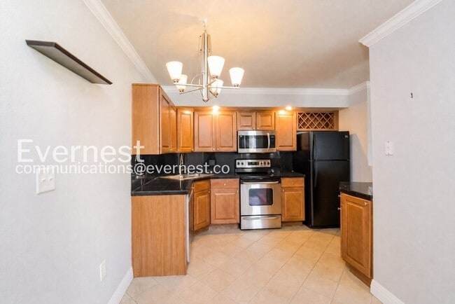 Building Photo - 2 Bed/2 Bath Condo with Modern Amenities / Available Soon!