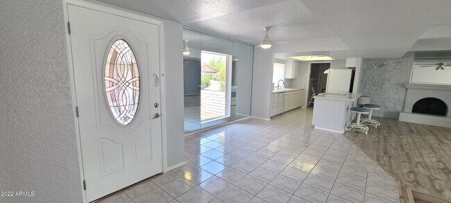 Foto del edificio - 6116 E Charter Oak Rd