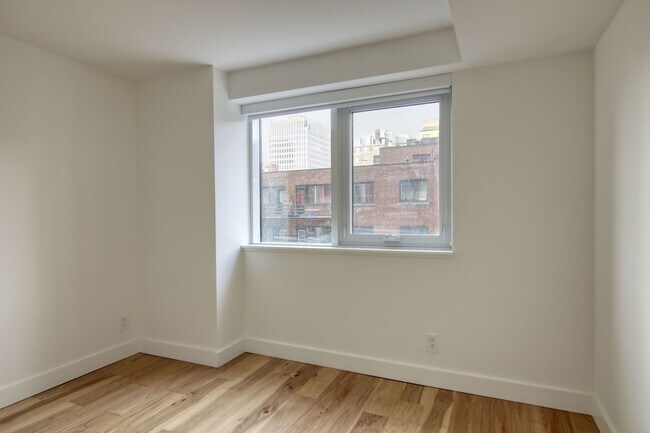 Building Photo - 3460 Rue Peel