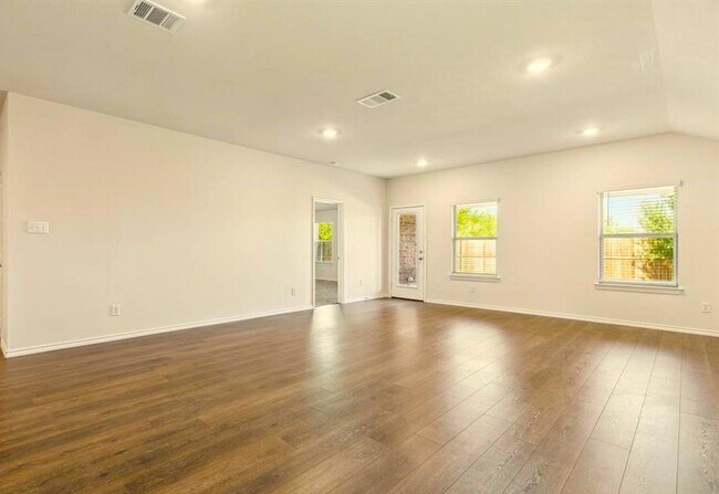 Building Photo - 3937 Aintree Ave