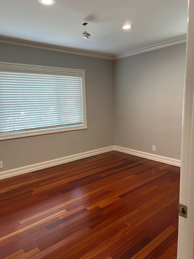 Building Photo - 333 S Doheny Dr